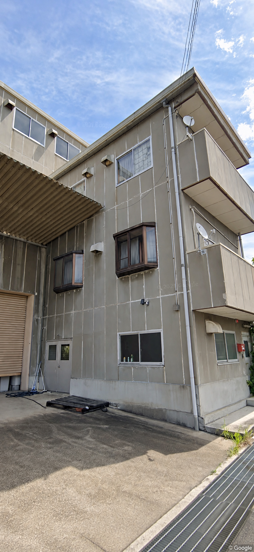 別角度から見た倉庫外観